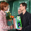 Cena Přístav 2006 - Bc. Jan Burda přijímá gratulace od ředitelky odboru pro mládež MŠMT Ing. Evy Bartoňové